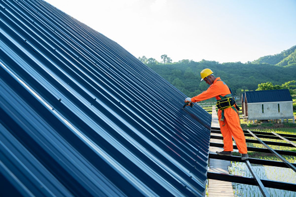 Select the best contractor from various roofing companies