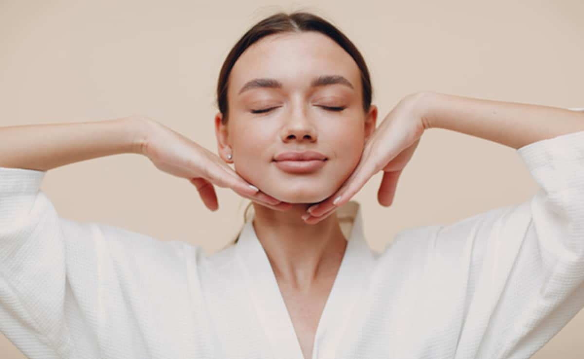 If you want to look young and beautiful, then from the beginning of the morning till the end of the day, do these 3 facial yoga daily